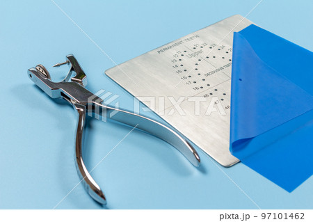 Dental hole punch, the rubber dam and the metal plate Dental hole punch, the rubber dam and the metal plate 97101462
