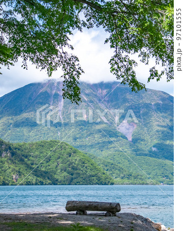 新緑の中禅寺湖畔 千手ヶ浜 新緑の中禅寺湖畔 千手ヶ浜 97101555