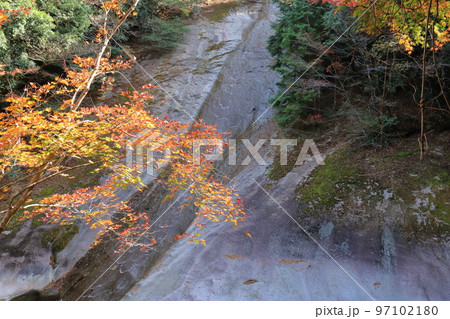 雪輪の滝　飾る紅葉　滑床渓谷　（愛媛県　松野町） 97102180