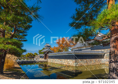 秋の長野県松本市内ぶらぶら散歩、国宝松本城、高麗門 97102345