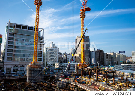 東京再開発 基礎工事と高くそびえるクレーン 高輪ゲートウェイ駅周辺 2022.11 97102772