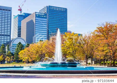 秋の東京　紅葉の日比谷公園　大噴水 97103644