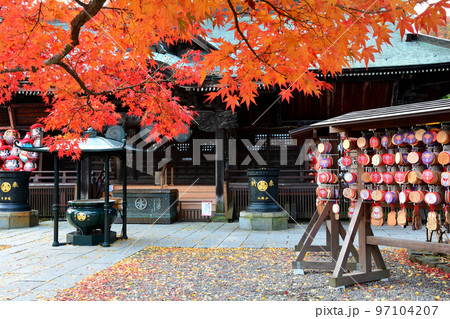 少林山達磨寺の霊符堂と紅葉 97104207