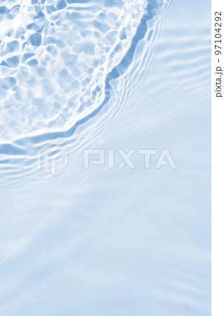 夏の海のような波紋が出ている水面 97104292
