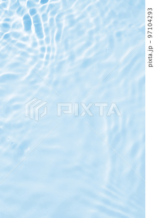 夏の海のような波紋が出ている水面 97104293