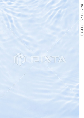 夏の海のような波紋が出ている水面 97104296