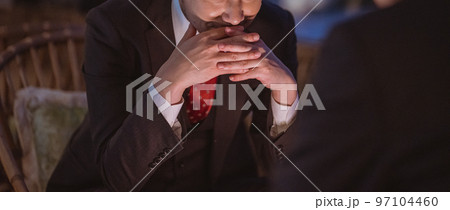 密談をするビジネスマン 97104460