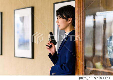 銃を持った女性 97104474