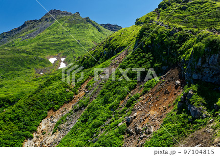 鳥海山・七五三掛付近の登山道から見る新山 鳥海山・七五三掛付近の登山道から見る新山 97104815