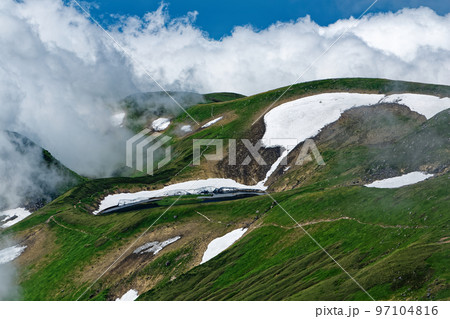 鳥海山・外輪山の登りから見る雲湧く鳥海湖 鳥海山・外輪山の登りから見る雲湧く鳥海湖 97104816