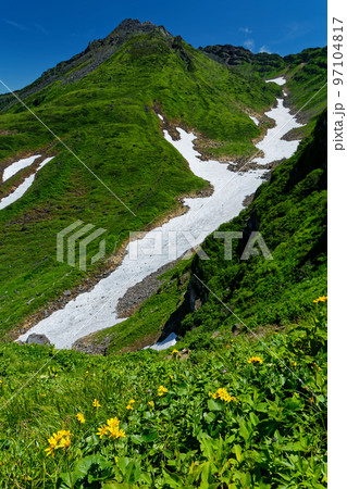 外輪山から見る鳥海山山頂と千蛇谷 外輪山から見る鳥海山山頂と千蛇谷 97104817