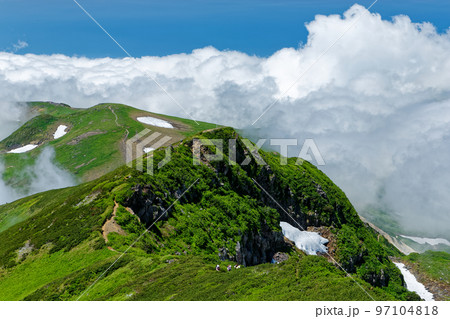 鳥海山・外輪山を行く登山者と雲湧く御浜方面の山並み 97104818