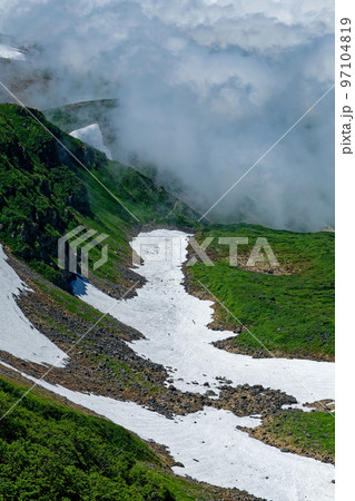 鳥海山・外輪山から見る千蛇谷の雪渓と雲海 97104819