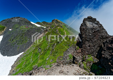 外輪山から見る夏の鳥海山山頂 外輪山から見る夏の鳥海山山頂 97104823