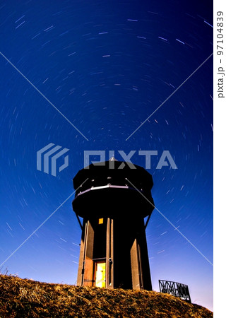 北極星を中心に回る星空と展望台 97104839