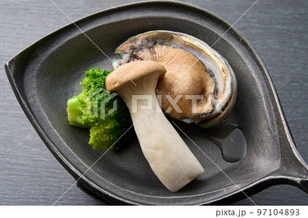 日本料理、アワビの陶板焼き 97104893
