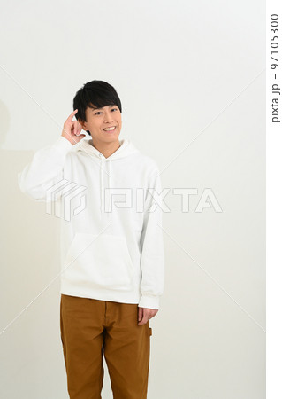 手で電話のサインをする若い男性 97105300