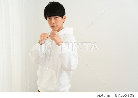 ファイティングポーズの男性 97105308