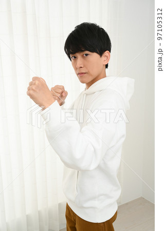 ファイティングポーズの男性 97105312