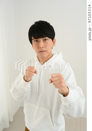 ファイティングポーズの男性 97105314