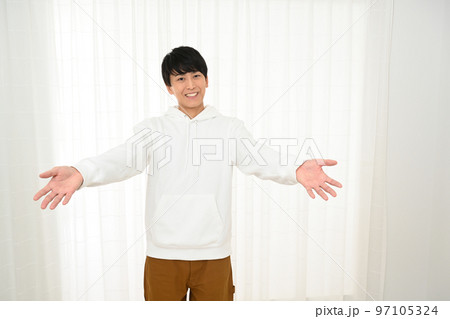 両手を広げてウェルカムポーズの男性 97105324