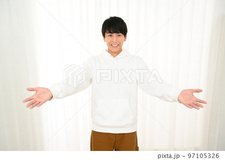両手を広げてウェルカムポーズの男性 97105326