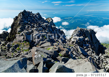 鳥海山山頂から見る日本海と秋田方面の眺め 鳥海山山頂から見る日本海と秋田方面の眺め 97105517