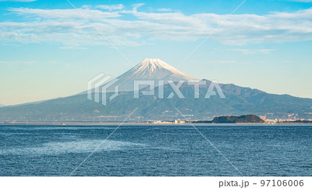 伊豆半島から見た富士山（冬・沼津市） 97106006