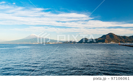 伊豆半島から見た富士山（冬・沼津市） 97106061