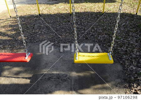 誰もいない公園の風景、公園のブランコ、無人の公園 97106298