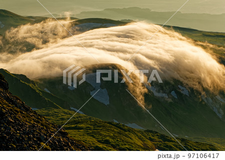 夕暮れの鳥海山から見る鉾立方面の滝雲 夕暮れの鳥海山から見る鉾立方面の滝雲 97106417