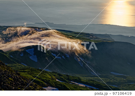 夕暮れの鳥海山から見る鉾立方面の滝雲と光る日本海 97106419