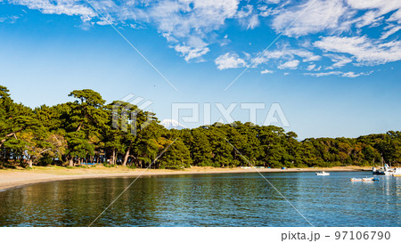 駿河湾の景勝地富士山を望む静岡県西伊豆の戸田の御浜の冬　 97106790