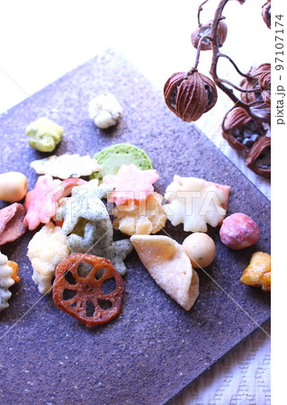 黒いお皿に盛り付けたあられ 黒いお皿に盛り付けたあられ 97107174