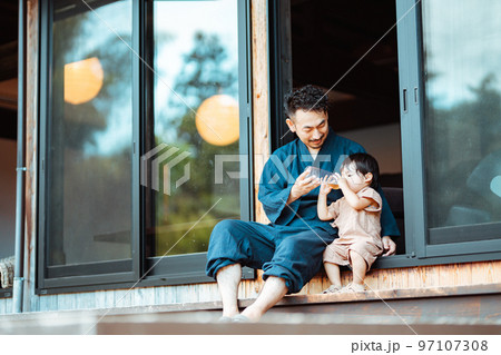 地方移住イメージ_親子 97107308