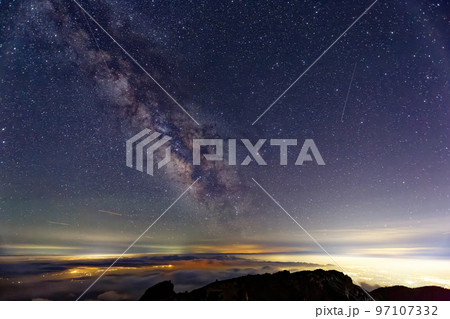 鳥海山から見る酒田方面の夜景と夏の天の川 鳥海山から見る酒田方面の夜景と夏の天の川 97107332