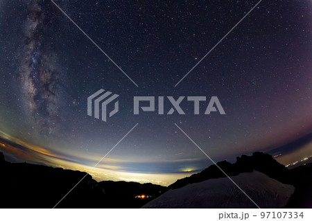 夜の鳥海山山頂と夏の天の川・酒田方面の夜景(魚眼レンズ撮影) 夜の鳥海山山頂と夏の天の川・酒田方面の夜景(魚眼レンズ撮影) 97107334