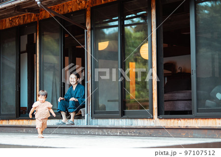 地方移住イメージ_親子 97107512