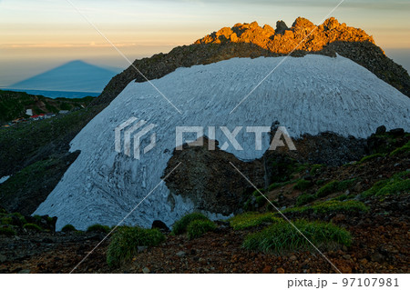 外輪山から見る朝焼けの鳥海山と日本海に映る影鳥海 外輪山から見る朝焼けの鳥海山と日本海に映る影鳥海 97107981