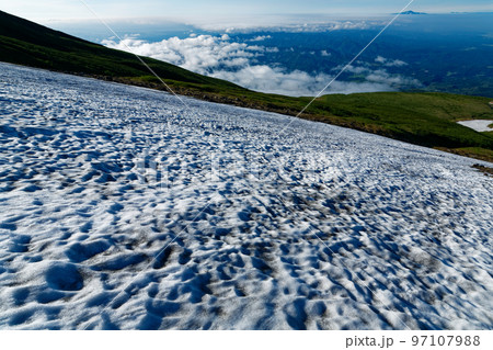 鳥海山・心字雪渓から見る月山 鳥海山・心字雪渓から見る月山 97107988