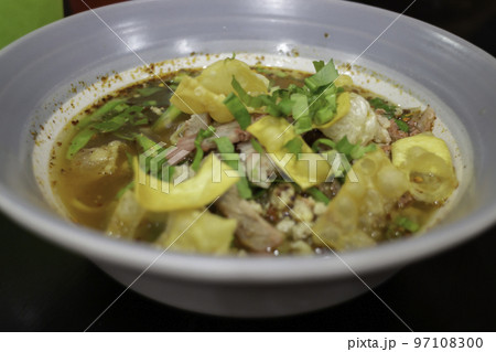 Yellow egg noodles in spicy pork soup 97108300