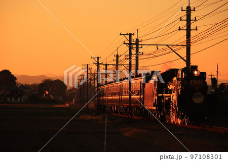夕焼け空が美しい師走の深谷 夕焼け空が美しい師走の深谷 97108301