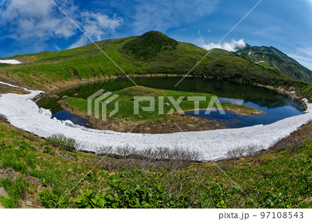 夏の鳥海湖から見る鳥海山山頂方面（魚眼レンズ撮影） 97108543