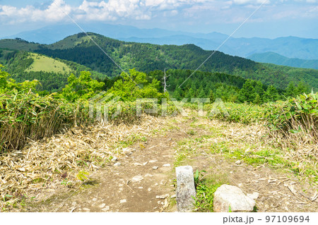 日本百名山の恵那山登山：千両山から見る富士見台高原の神坂山 97109694
