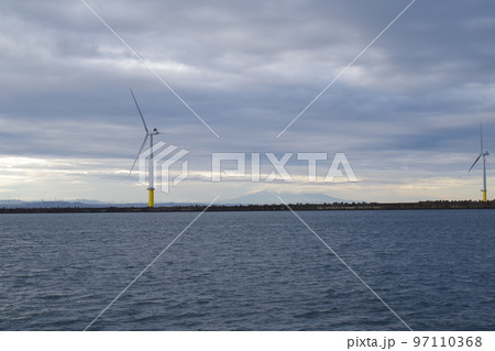 秋田港の風力発電の景色 秋田港の風力発電の景色 97110368
