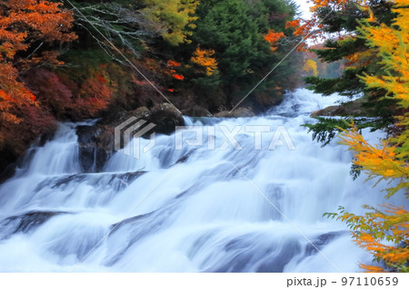 紅葉に囲まれた龍頭の滝 紅葉に囲まれた龍頭の滝 97110659