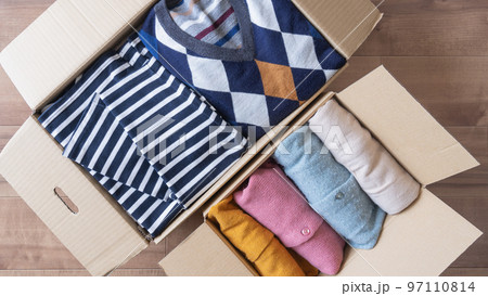 段ボールに入れた服|衣替え・断捨離・リサイクル イメージ 段ボールに入れた服|衣替え・断捨離・リサイクル イメージ 97110814
