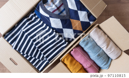 段ボールに入れた服|衣替え・断捨離・リサイクル イメージ 段ボールに入れた服|衣替え・断捨離・リサイクル イメージ 97110815