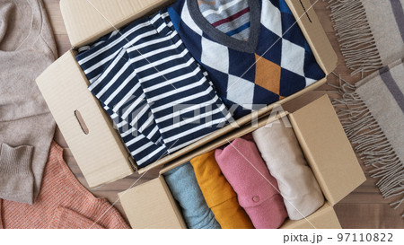 段ボールに入れた服｜衣替え・断捨離・リサイクル　イメージ 97110822