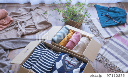 段ボールに入れた服｜衣替え・断捨離・リサイクル　イメージ 97110826
